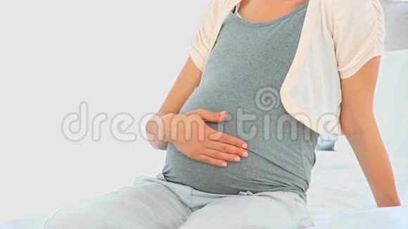 男人摸着怀孕妻子的肚子视频的预览图