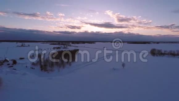 冬季景观空中镜头道路上覆盖着雪视频的预览图