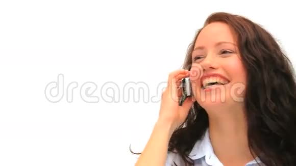女人在白色背景下打电话视频的预览图