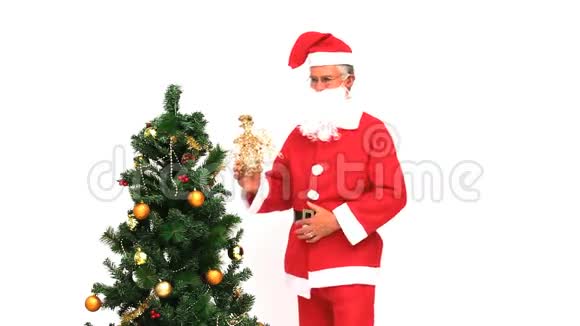 圣诞老人装饰圣诞树视频的预览图