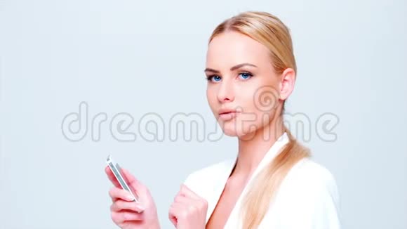 金发商务女性使用电话视频的预览图