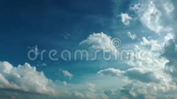 明亮的云彩时间流逝视频的预览图