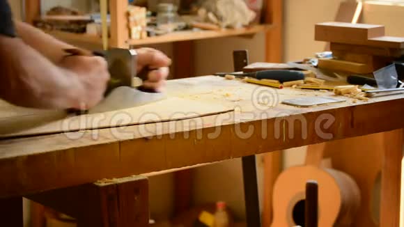 卢瑟在弗拉门戈吉他和木刨花机里工作视频的预览图