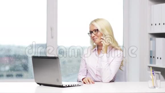 带着笔记本电脑和智能手机微笑的女商人视频的预览图