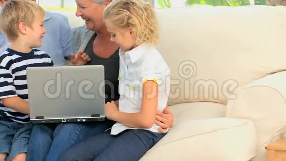 一家人在电脑前大笑视频的预览图