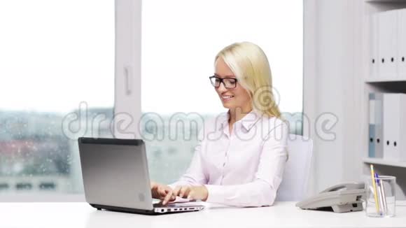 带手提电脑和电话的微笑女秘书视频的预览图