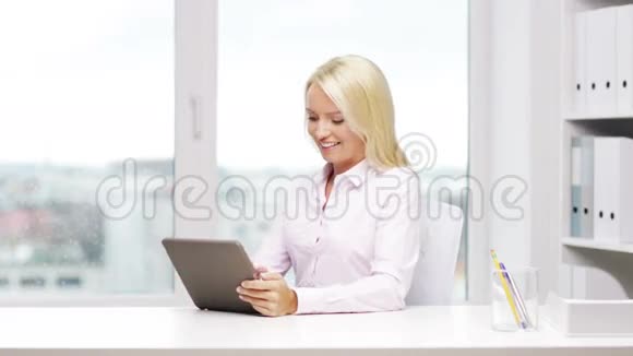 微笑的女商人或带平板电脑的学生视频的预览图