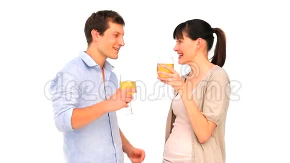 有魅力的一对夫妇喝着一杯白葡萄酒视频的预览图