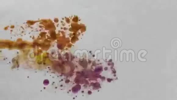 五颜六色的液体在水中混合视频的预览图