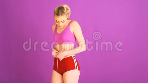 合适的女人测量她的身体视频的预览图