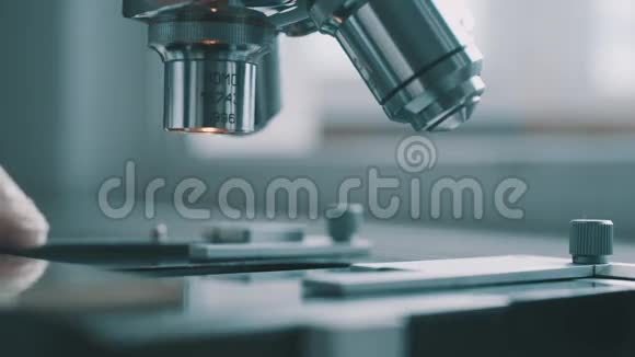 科学家在实验室使用显微镜视频的预览图