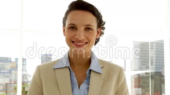 微笑的女商人展示她的名片视频的预览图