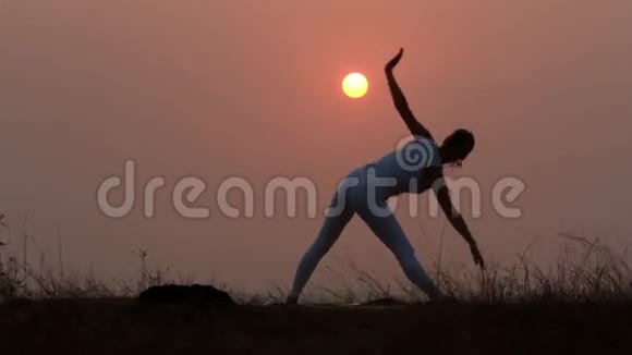 一个美丽的瑜伽女人的剪影视频的预览图