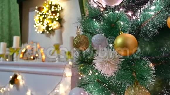 圣诞树和新年玩具闪烁灯和壁炉房视频的预览图