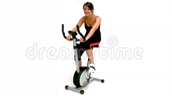 布鲁内特女士骑着运动自行车视频的预览图