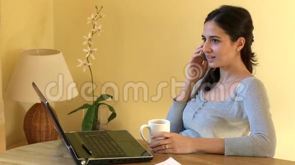 在电脑上打电话的严肃女人视频的预览图