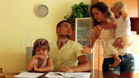 父母因文件而争吵视频的预览图
