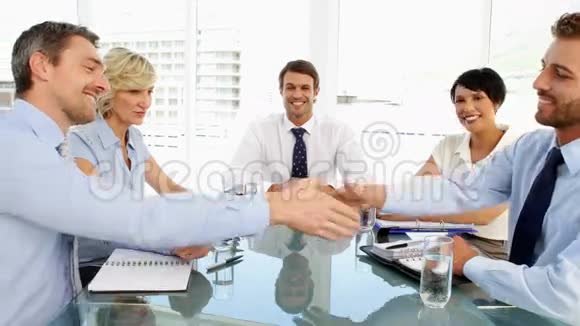 商务人士在会议上握手视频的预览图