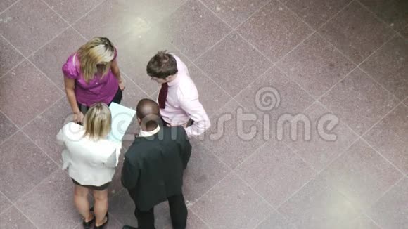 商务人士在建筑中握手的高度角度视频的预览图