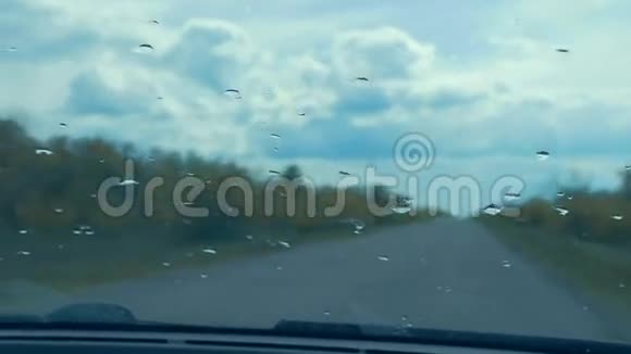 从汽车玻璃中观看道路慢行视频视频的预览图