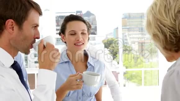 商务人士喝咖啡聊天视频的预览图