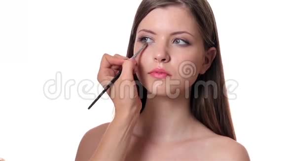 美丽的女人在白色背景下化妆视频的预览图