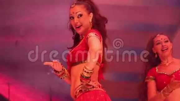 穿着印度红色西装在舞台上跳舞的女孩视频的预览图