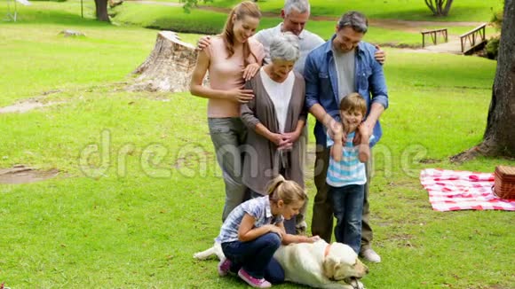 多代家庭在公园里对着镜头微笑视频的预览图
