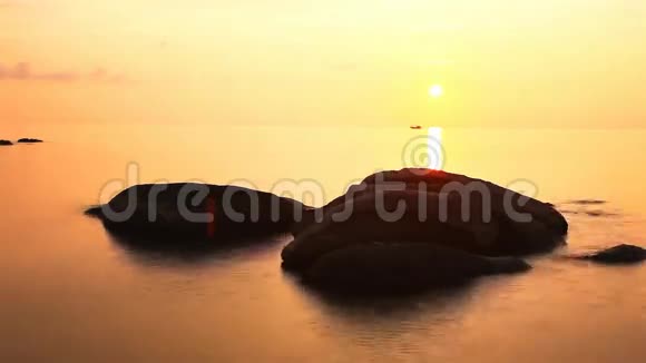 海上美丽的日落视频的预览图
