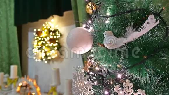 圣诞树和新年玩具闪烁室内灯和壁炉视频的预览图