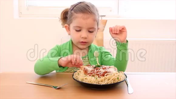 吃意大利面的小女孩视频的预览图
