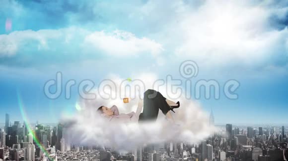 在云上使用平板电脑的女商人视频的预览图