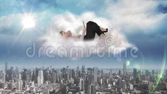 在云上使用平板电脑的女商人视频的预览图