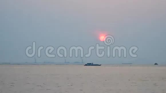 海上日落时间与船视频的预览图