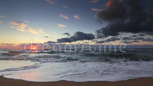 美丽的海上云景视频视频的预览图