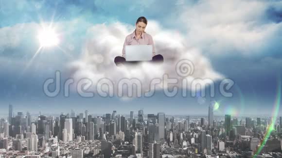 女商人在云上使用笔记本电脑视频的预览图