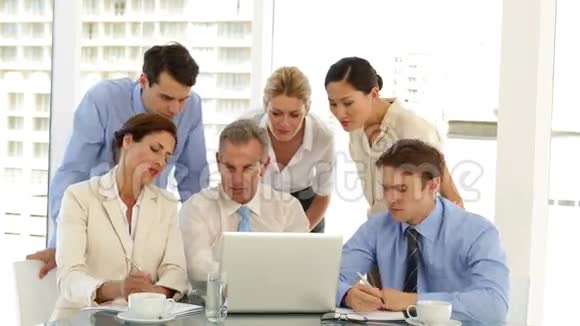 快乐的商业团队在笔记本电脑前工作视频的预览图
