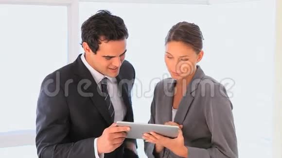商务人士使用平板电脑视频的预览图