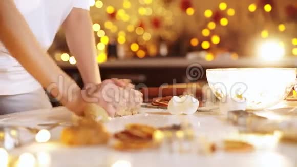 女人的手传统自制圣诞甜点视频的预览图