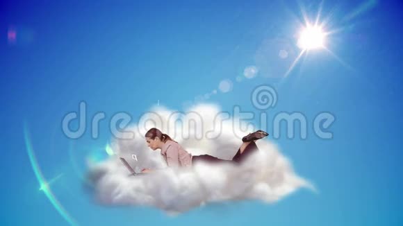 女商人在云上使用笔记本电脑视频的预览图