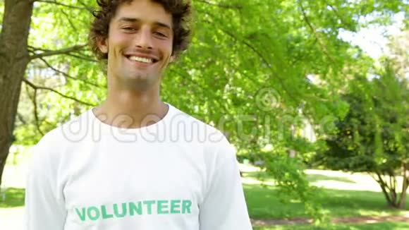 英俊的志愿者对着镜头微笑视频的预览图