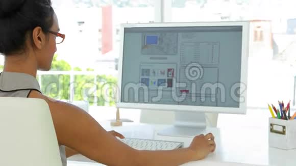 在办公桌前工作的开朗的女商人视频的预览图
