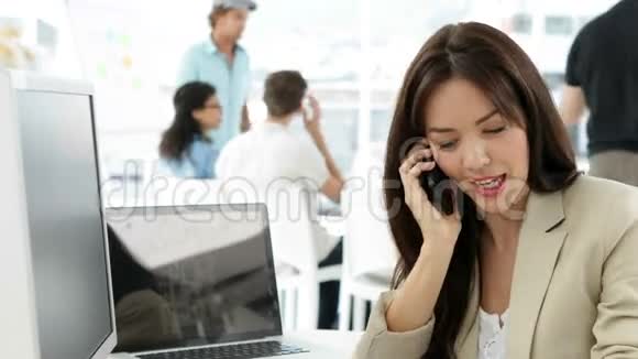 在办公桌前工作的女人在打电话视频的预览图