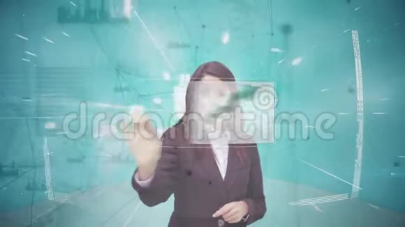 商务女性触摸未来屏幕的数字组合视频的预览图
