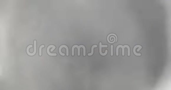 烟雾背景白色烟雾在黑色背景下漂浮在空间中视频的预览图