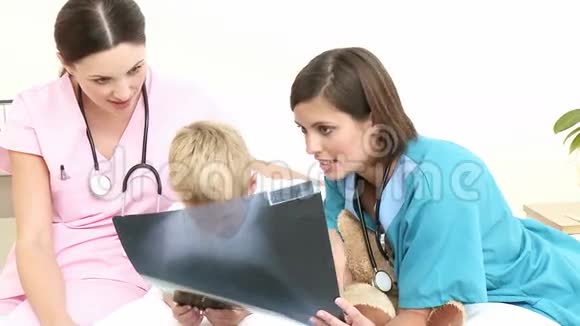 护士和医生带着一个小男孩在医院视频的预览图