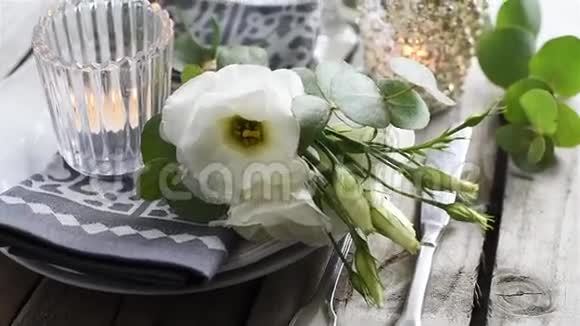 带有白色花朵的桌子设置视频的预览图