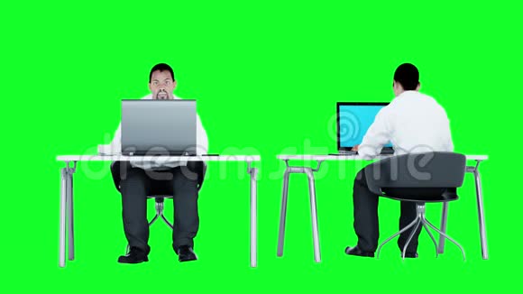 年轻忙碌的商人在工作非洲男性看着桌子上笔记本电脑的屏幕创意工作区视频的预览图