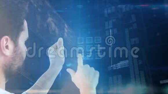 商人触摸未来主义的屏幕视频的预览图