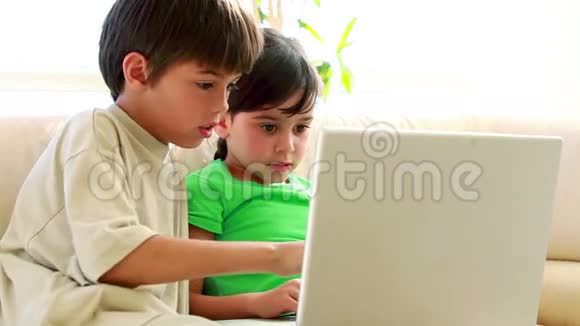孩子们一起用笔记本电脑视频的预览图